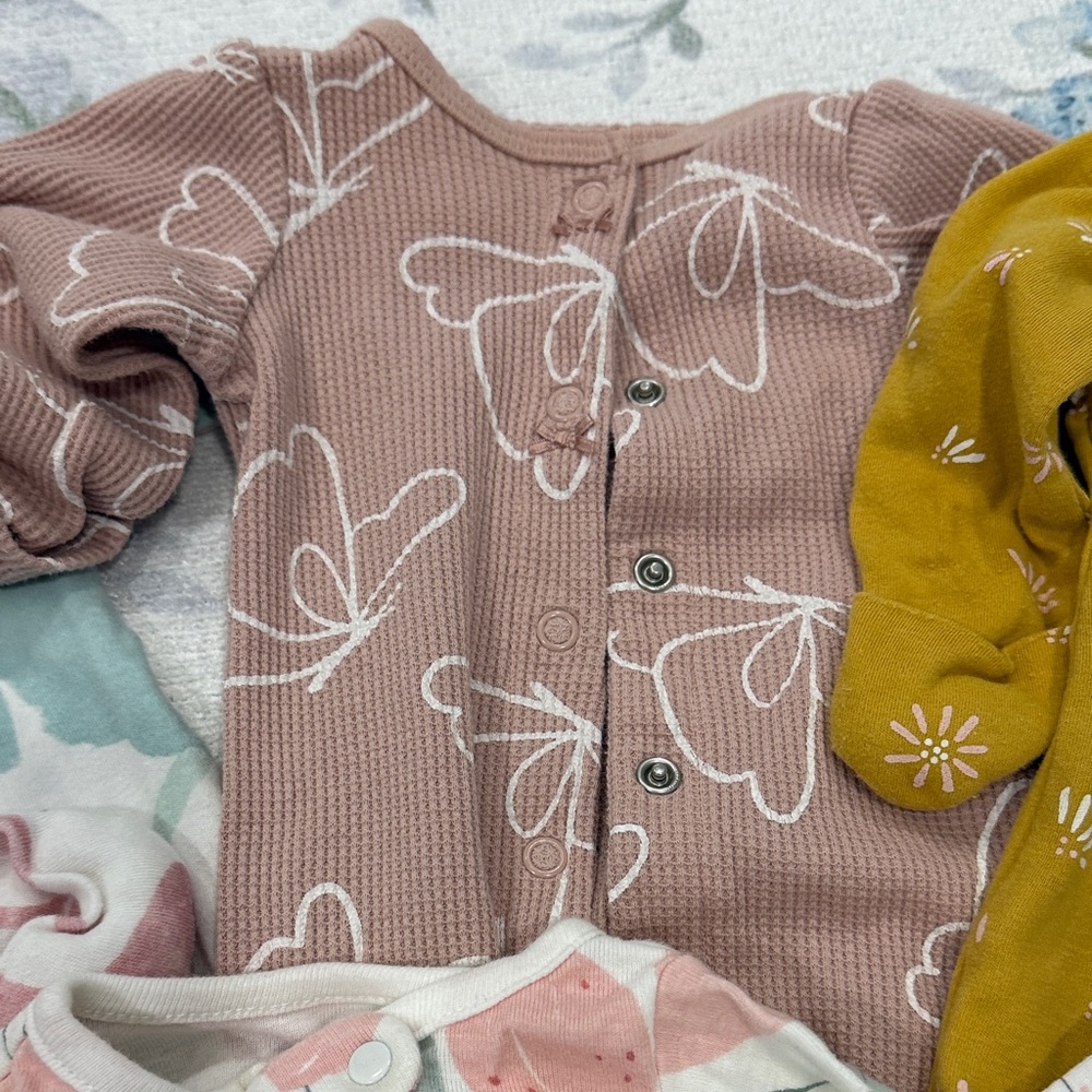 BUNDLE OF 6 NEWBORN ONESIES - Picture 6 of 7